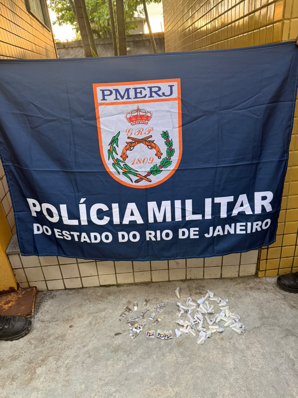 Com a ajuda do Disque Denúncia, militares do 12°BPM apreendem drogas em Niterói